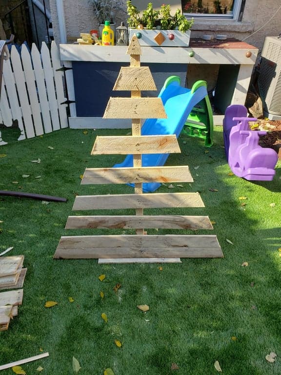 DIY Pallet Wood Christmas Tree