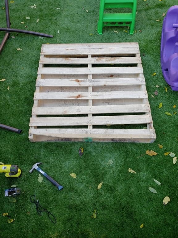 Creating a base for the pallet tree
