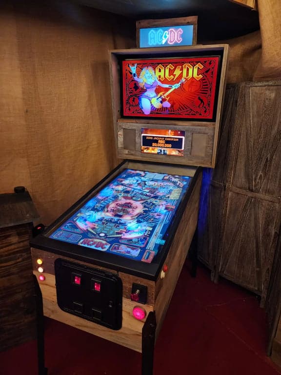 A virtual pinball machine with yet another cat